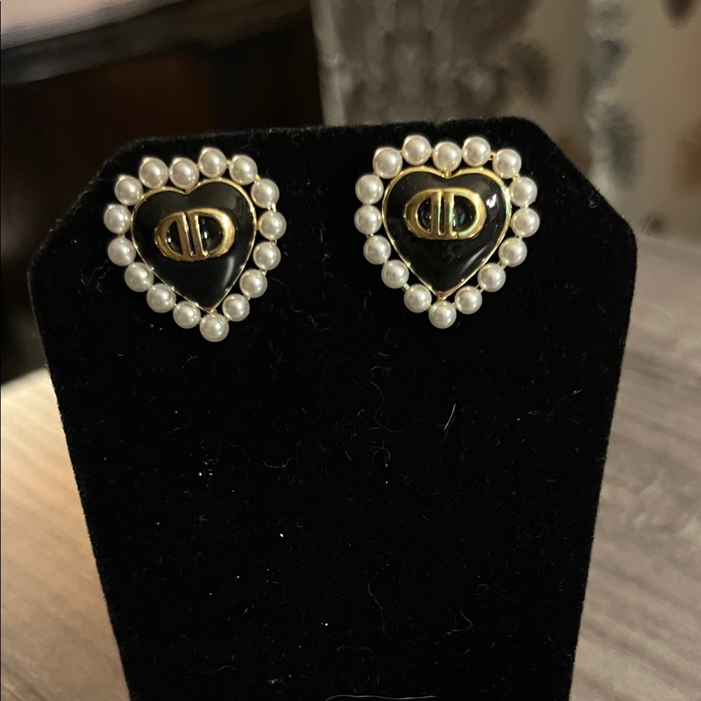 Elegant Fashion Jewelry! Black and Gold Heart Earrings with Pearl Accents